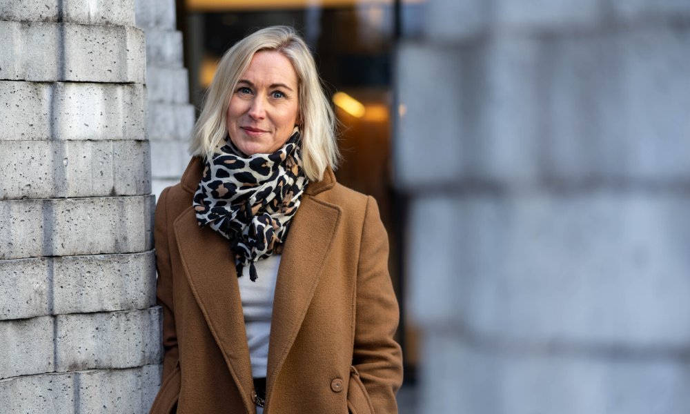 Sara Hesla, leder for SMB direkte og digital i Storebrand, utenfor Storebrands lokaler på Lysaker.
