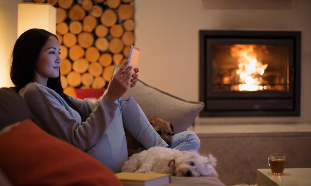 Illustrasjonsfoto: Kvinne sitter i en sofa med et nettbrett.