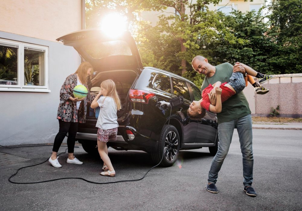 Illustrasjonsfoto: En familie som pakker bilen.