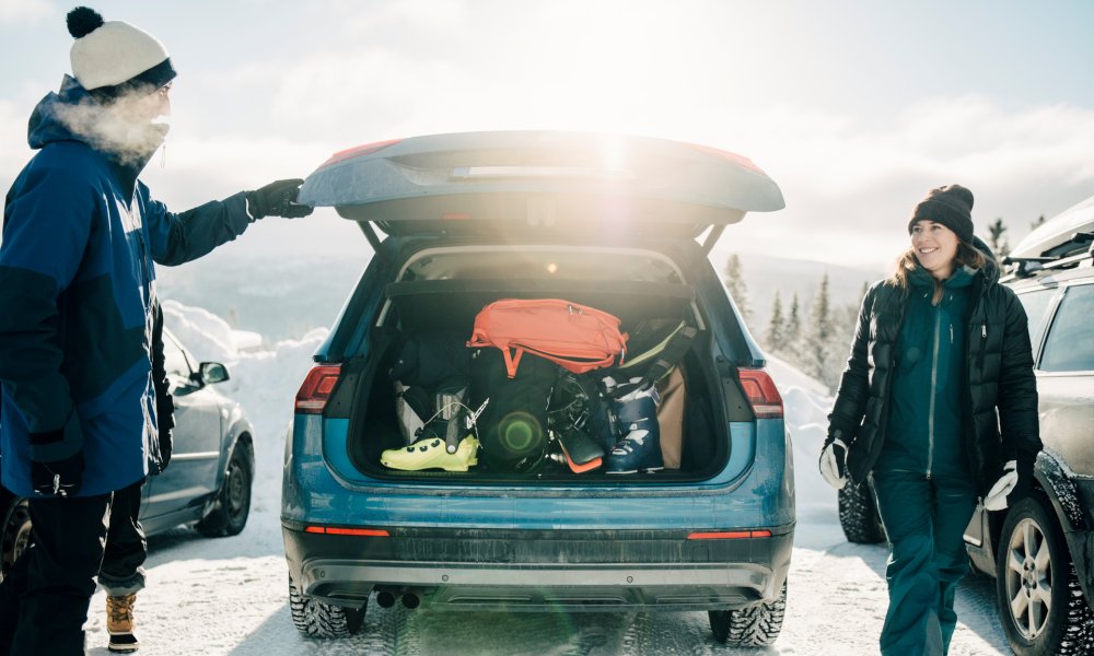 Mann og dame som pakker bilen om vinteren.