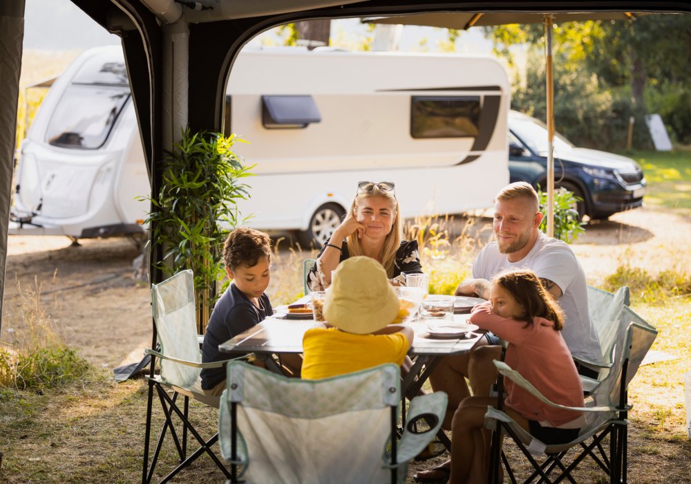 Illustrasjonsfoto: familie på campingferie