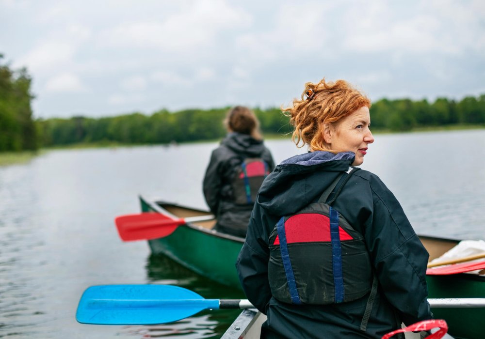 Illustrasjonsfoto av to damer som padler i kano