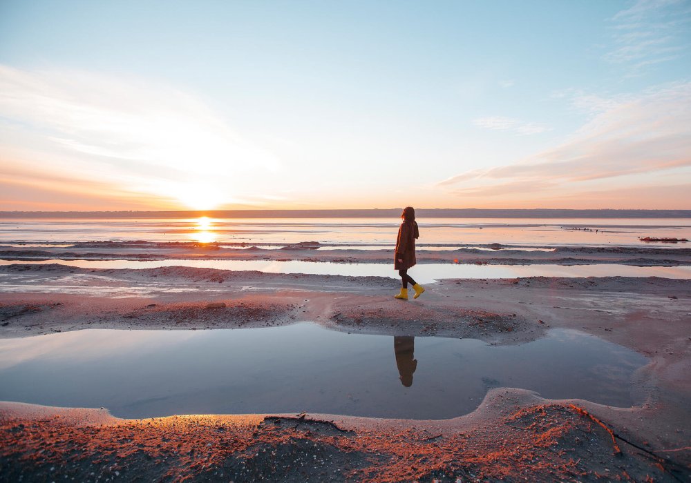 Illustrasjonsfoto. Kvinne som ser på solnedgangen. 