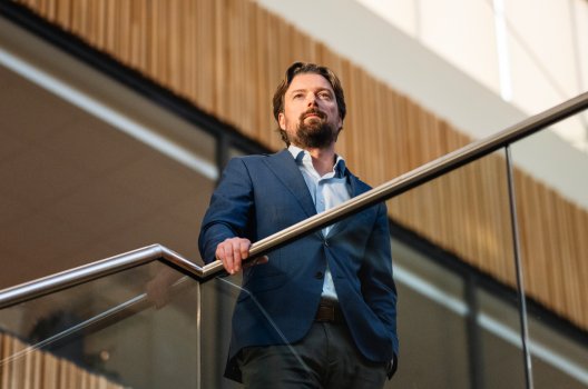 Portrett av Joar Hagatun i trappa på Storebrands lokaler på Lysaker