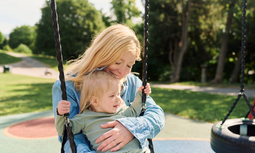 Hanna Stålhammar-Whaley med barn på lekeplass