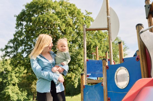 Hanna Stålhammar-Whaley og datteren på lekeplassen