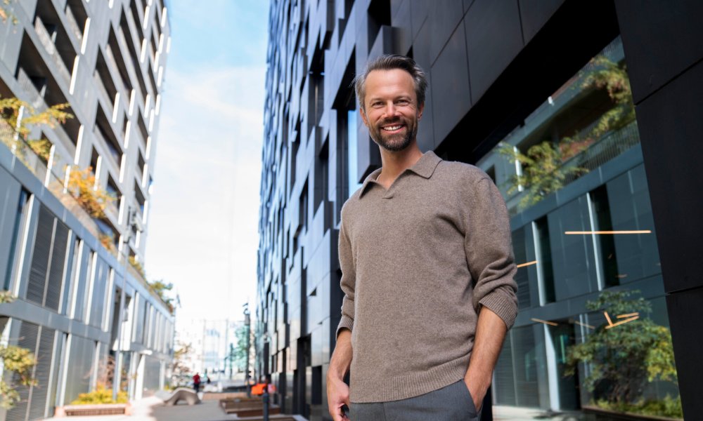 Pensjonsrådgiver Øyvind Bendz Strøm mellom to boligblokker i Oslo.